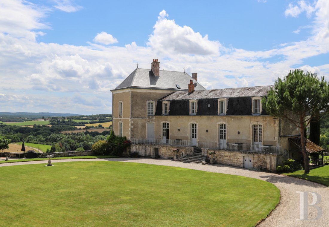 En Bourgogne, non loin de Vézelay, un château en bord de falaise surplombant l’Yonne - photo  n°1